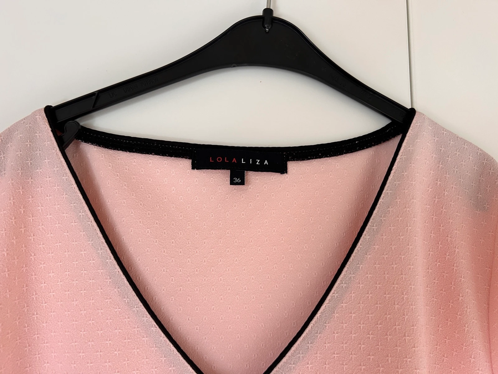 Blusa rosa claro com decote em V e mangas curtas – photo 2